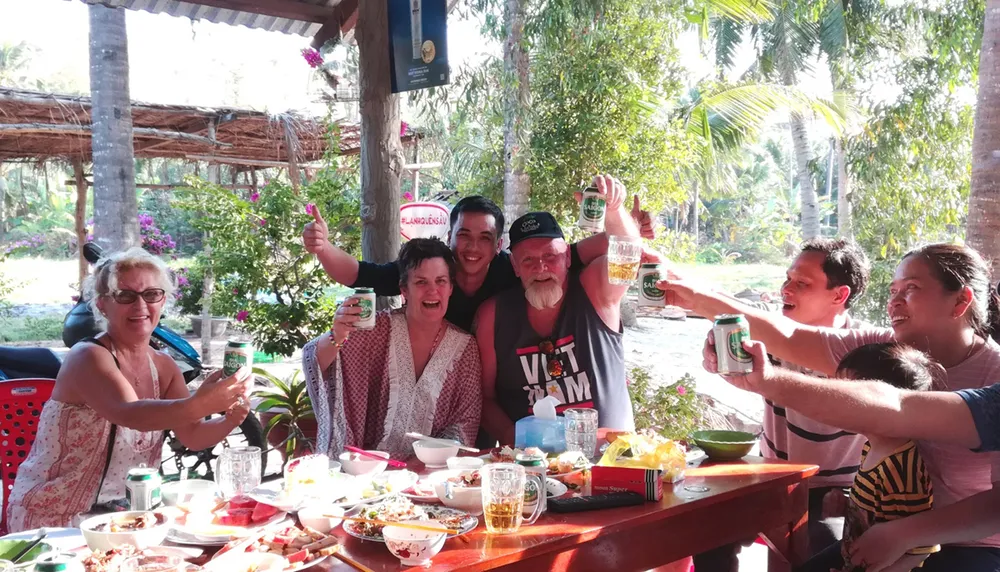 Tây ăn tết ta ảnh 1