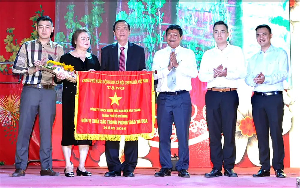 Công ty Nệm Vạn Thành vinh dự đón nhận Cờ thi đua của Chính phủ ảnh 1