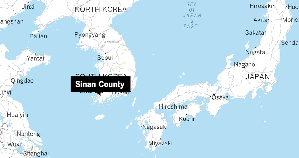 Giải cứu hơn 160 người trên tàu khách mắc cạn ở Hàn Quốc ảnh 1