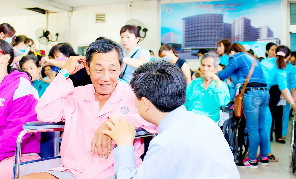 Mang niềm vui đến với các bệnh nhân trong ngày “Chủ nhật chia sẻ yêu thương” lần 7-2018 (ngày 18-3-2018)