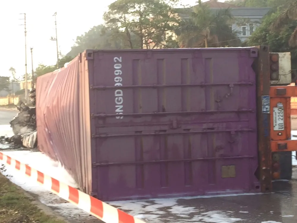 Cháy xe container, 2 người tử vong ảnh 2