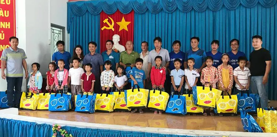 Tặng quà học sinh nghèo huyện Giồng Trôm, tỉnh Bến Tre