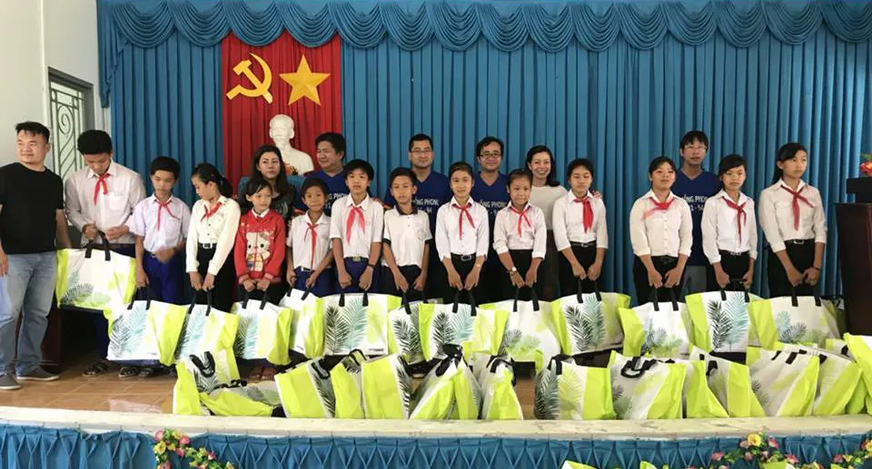 Tặng quà học sinh nghèo huyện Giồng Trôm, tỉnh Bến Tre ảnh 1
