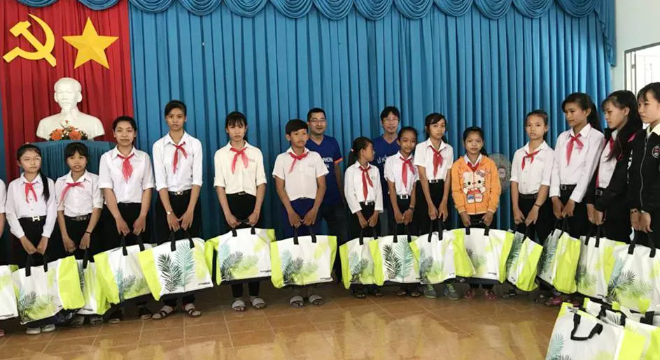 Tặng quà học sinh nghèo huyện Giồng Trôm, tỉnh Bến Tre ảnh 2