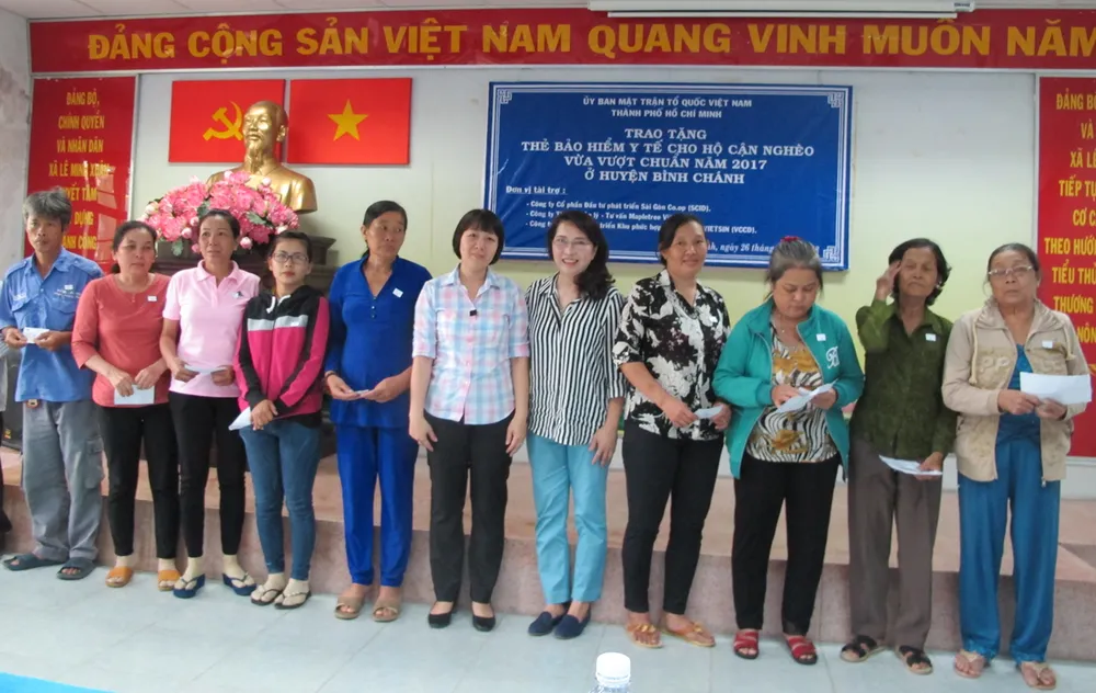 Tặng thẻ BHYT hộ cận nghèo vừa vượt chuẩn tại Bình Chánh ảnh 1