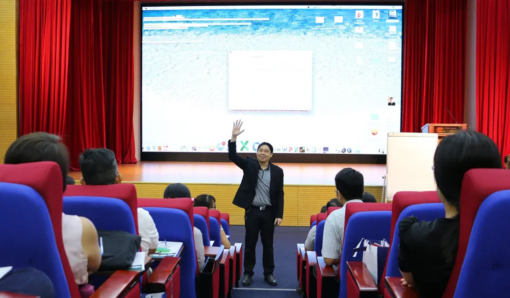 Triệu phú Singapore Adam Khoo tiếp lửa cho sinh viên Việt Nam ảnh 2