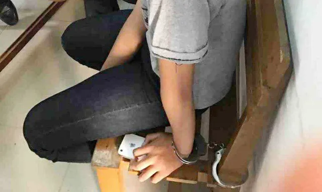 Yêu cầu báo cáo vụ còng tay cháu bé 13 tuổi ảnh 1