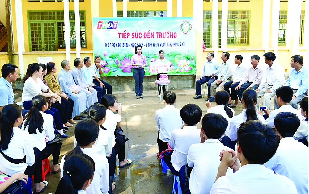 Trao học bổng “Tiếp sức đến trường” cho học sinh có hoàn cảnh khó khăn vượt khó học giỏi ảnh 1