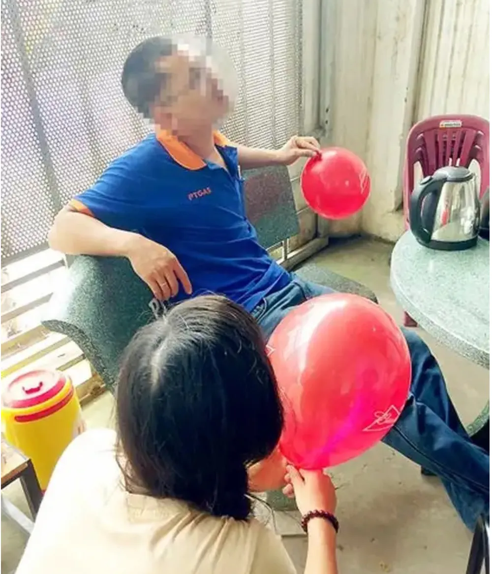 Tìm niềm vui tức thời bằng bóng cười ảnh 1