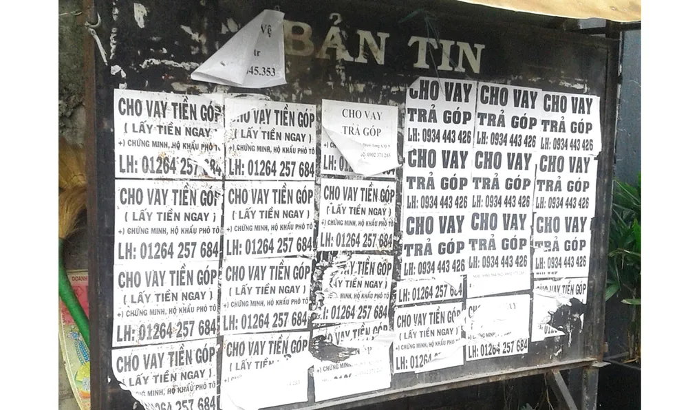 Bảng thông tin khu phố thành nơi quảng cáo tín dụng đen