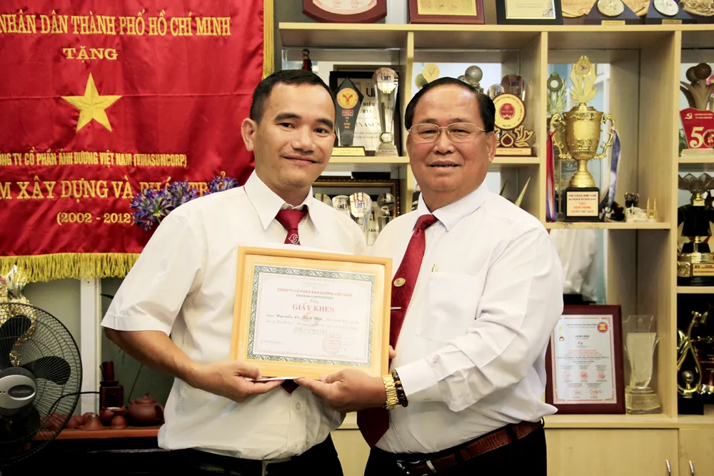 Lái xe Vinasun Taxi trả lại tài sản bỏ quên cho cảnh sát Hàn Quốc ảnh 1