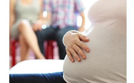 Cẩn trọng với lời gạ gẫm mang thai hộ ảnh 1