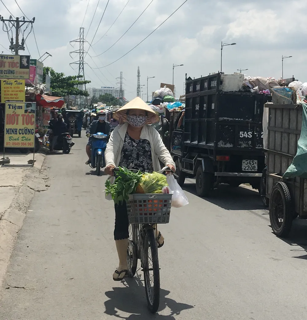 Sống ở nơi tập kết rác... thật khổ ảnh 1