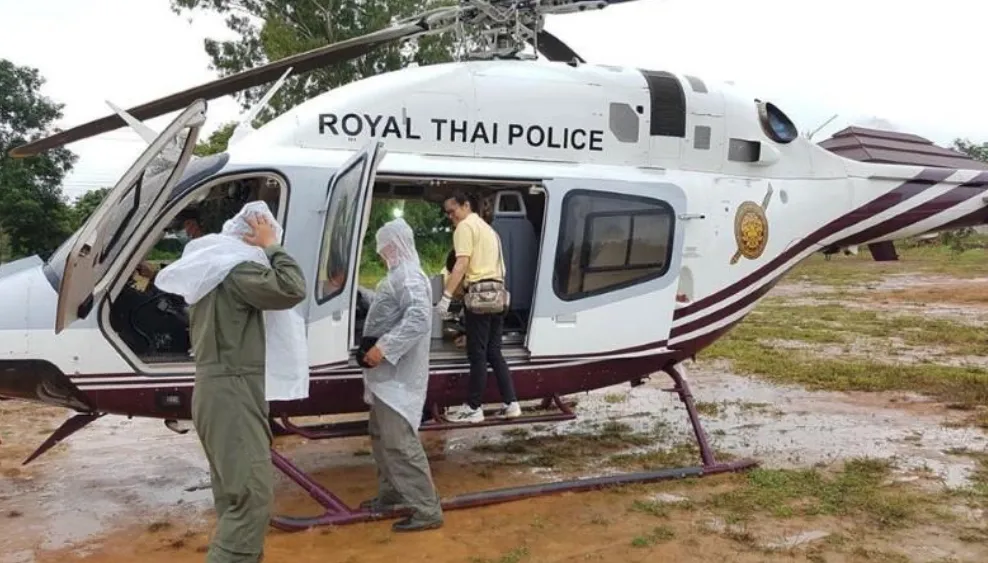 Tất cả 13 thành viên đội bóng “nhí” Thái Lan đã được giải cứu, HLV 25 tuổi ra sau cùng ảnh 4