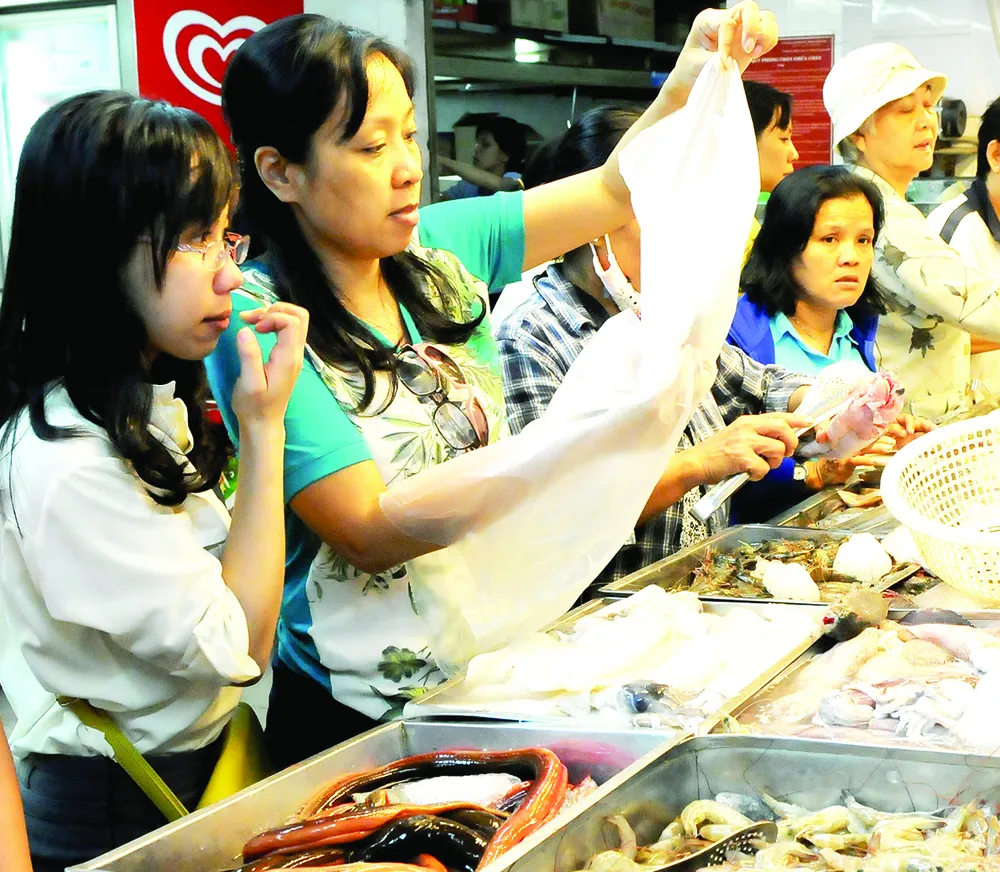 Cần hạn chế sử dụng túi ni lông. Ảnh: THÀNH TRÍ