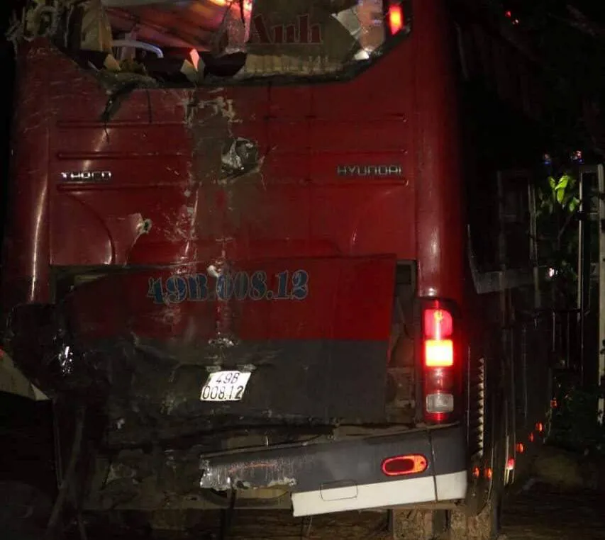 Hai xe khách giường nằm tông nhau, 24 người bị thương nặng ảnh 3