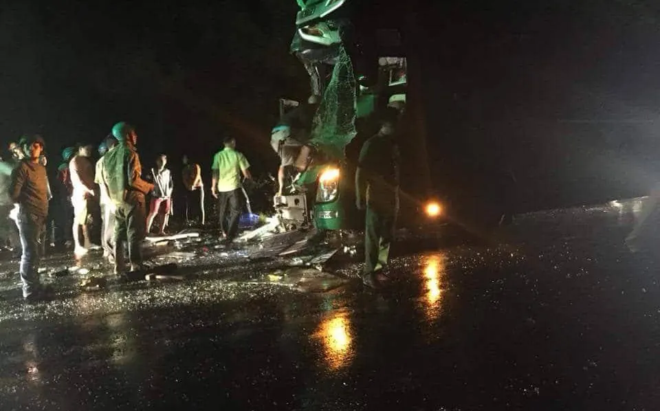 Hai xe khách giường nằm tông nhau, 24 người bị thương nặng ảnh 2