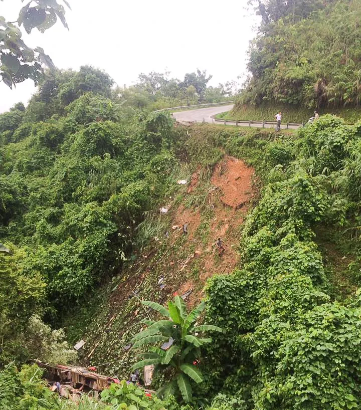 Xe khách giường nằm lật đèo, ít nhất 4 người tử vong ảnh 1