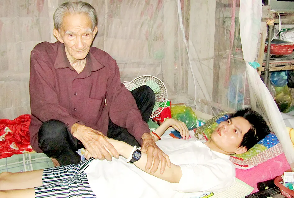 Cha gần 100 tuổi chăm con liệt giường ảnh 1