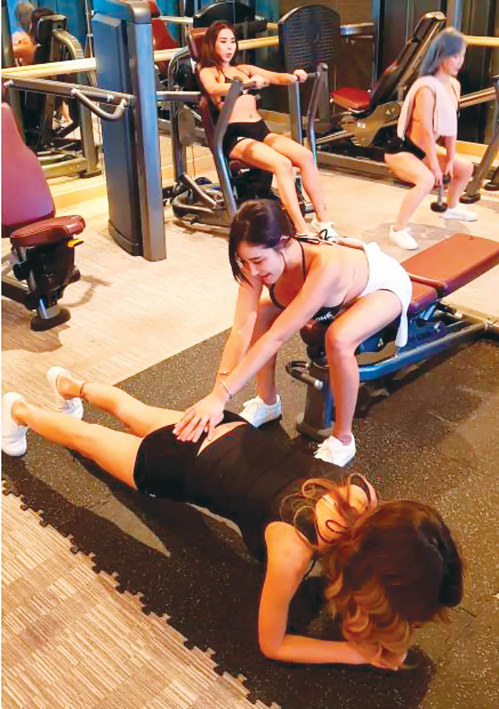 Phía sau lồng sắt ảnh 5