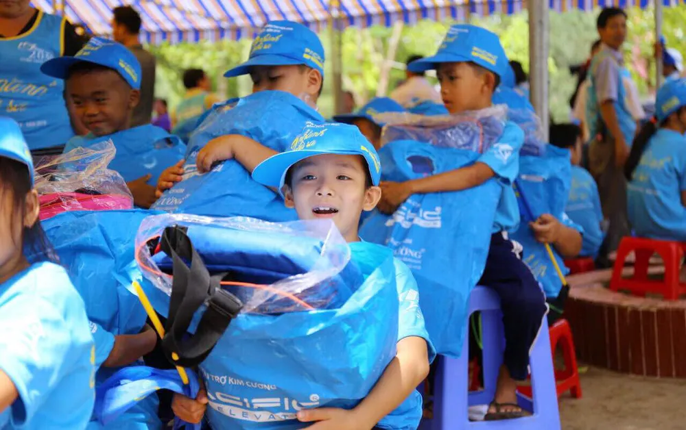 Chương trình Caravan Thư viện 2030  tặng quà cho các em học sinh tiểu học