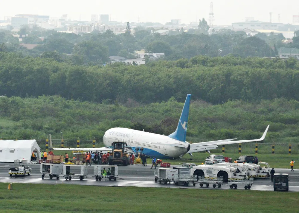 Máy bay Trung Quốc chở 165 người trượt đường băng khi hạ cánh ở Philippines ảnh 1