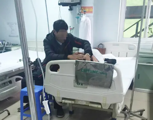 Người chồng chăm vợ trong bệnh viện