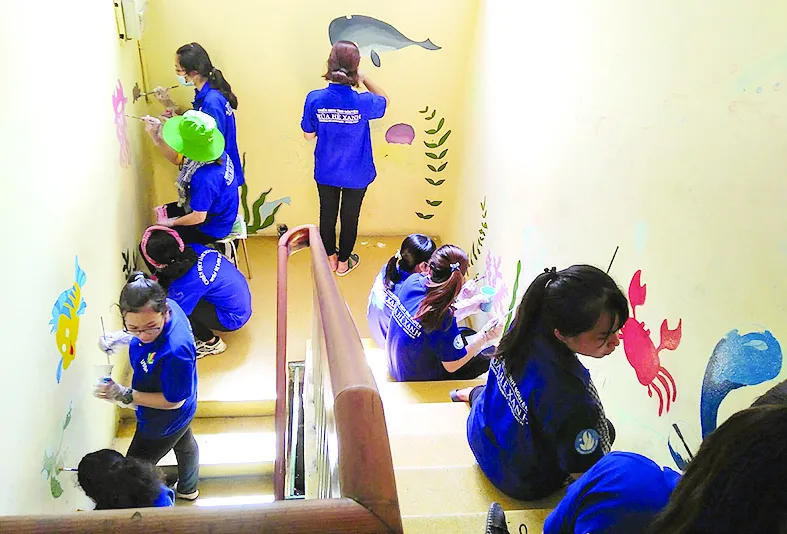 Bạn trẻ cùng góp sức cho thành phố sạch đẹp ảnh 1