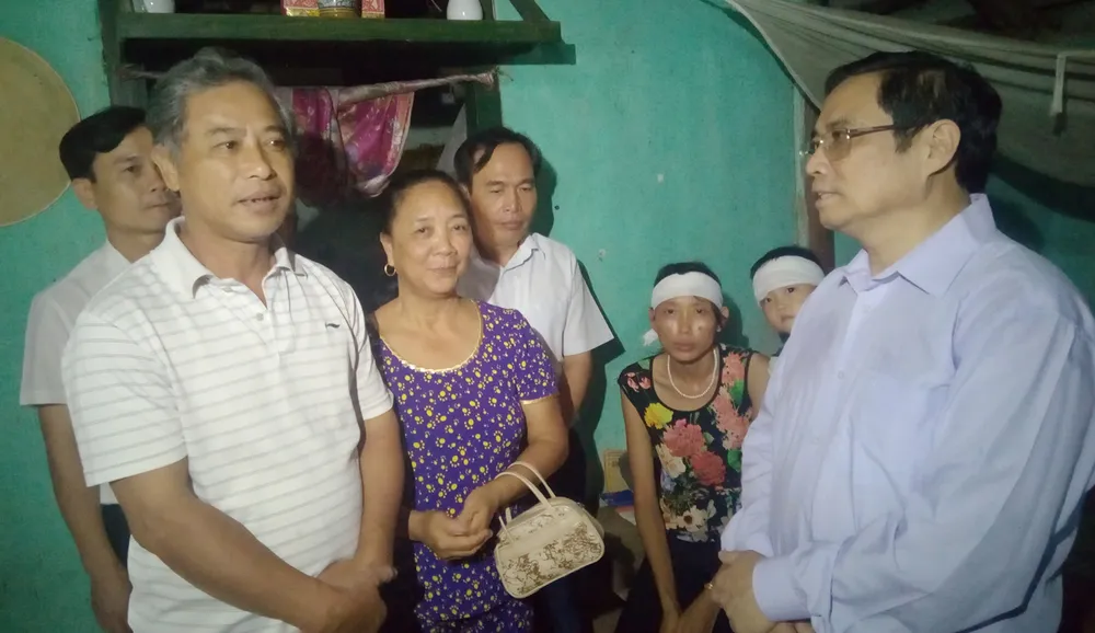 Đồng chí Phạm Minh Chính thăm, tặng quà nhân dân vùng lũ tỉnh Thanh Hóa  ảnh 1