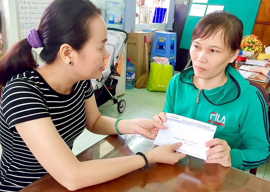 Trao 36,7 triệu đồng giúp cháu Lê Thành An chữa bệnh