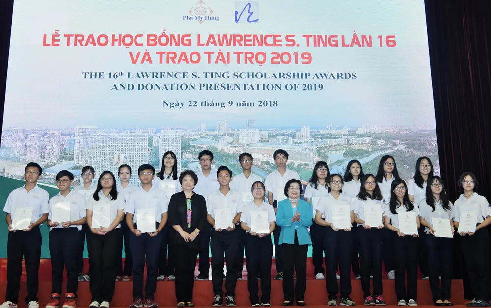 Công ty TNHH Phát triển Phú Mỹ Hưng trao học bổng Lawrence S. Ting và trao tài trợ năm 2019  