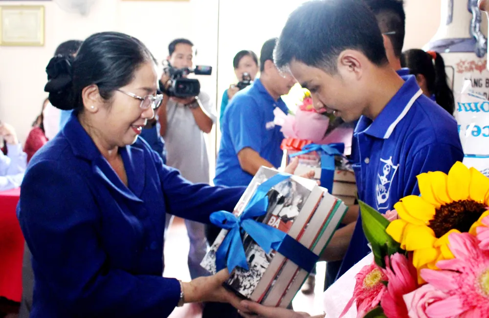 Nhìn thẳng thực trạng công nhân, sinh viên ngại vào Đảng - Bài 3: Đổi mới từ đâu?  ảnh 1