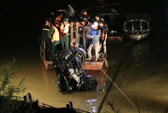 Đã xác định danh tính 2 nạn nhân trong vụ chiếc xe Mercedes rơi từ cầu Chương Dương ảnh 2