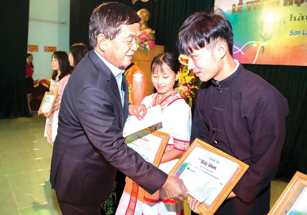 Quỹ hỗ trợ giáo dục Lê Mộng Đào trao tặng hơn 1,5 tỷ đồng học bổng “Đồng hành chắp cánh ước mơ” 2018 ảnh 2