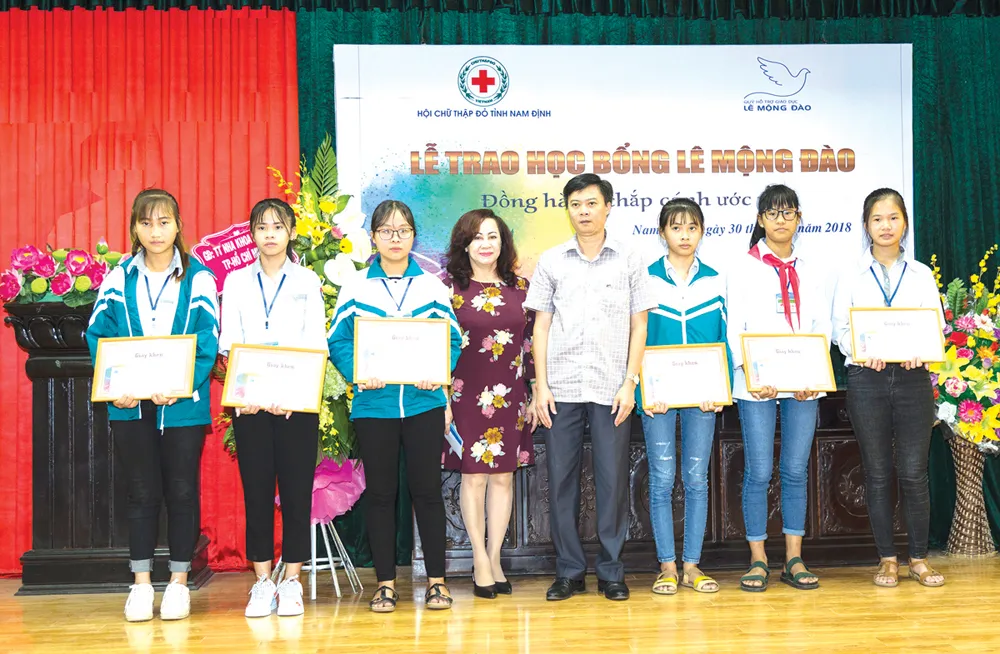 Quỹ hỗ trợ giáo dục Lê Mộng Đào trao tặng hơn 1,5 tỷ đồng học bổng “Đồng hành chắp cánh ước mơ” 2018 ảnh 4