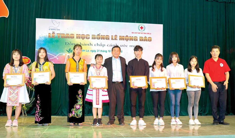 Quỹ hỗ trợ giáo dục Lê Mộng Đào trao tặng hơn 1,5 tỷ đồng học bổng “Đồng hành chắp cánh ước mơ” 2018 ảnh 6