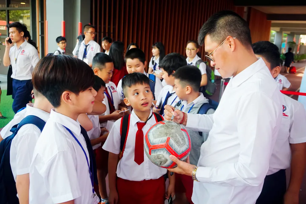 Công Vinh truyền cảm hứng bóng đá cho học sinh NHG ảnh 6