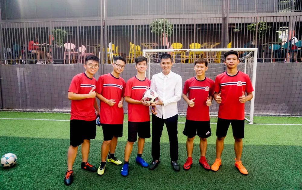 Công Vinh truyền cảm hứng bóng đá cho học sinh NHG ảnh 2