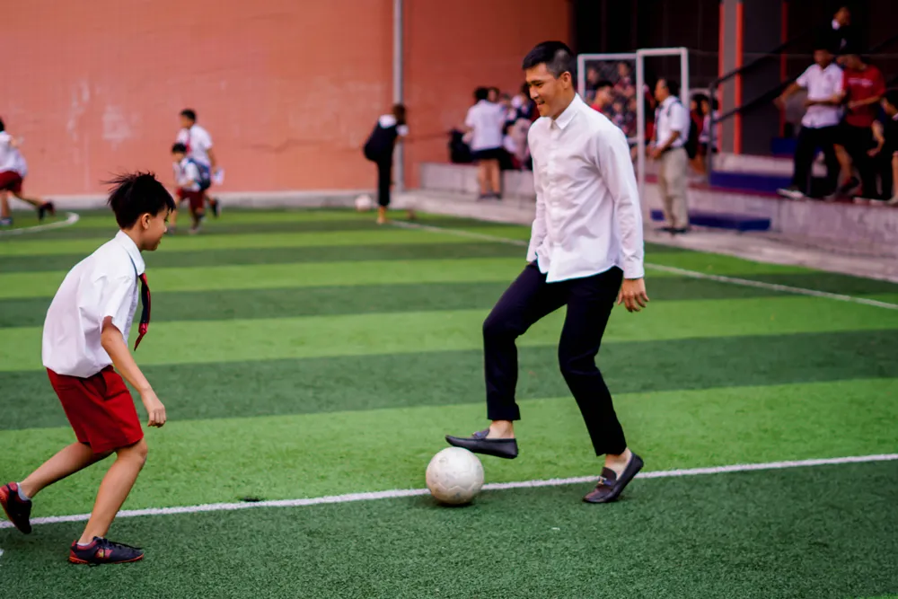 Công Vinh truyền cảm hứng bóng đá cho học sinh NHG ảnh 5