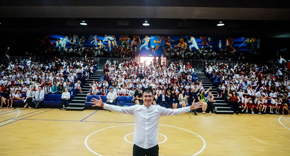 Công Vinh truyền cảm hứng bóng đá cho học sinh NHG ảnh 1