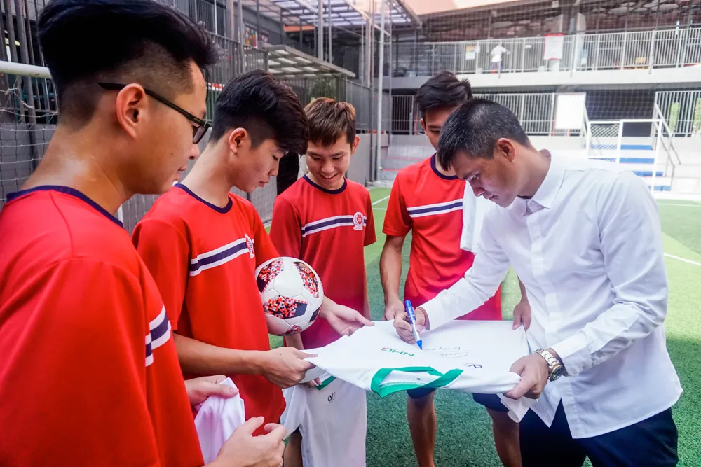 Công Vinh truyền cảm hứng bóng đá cho học sinh NHG ảnh 7