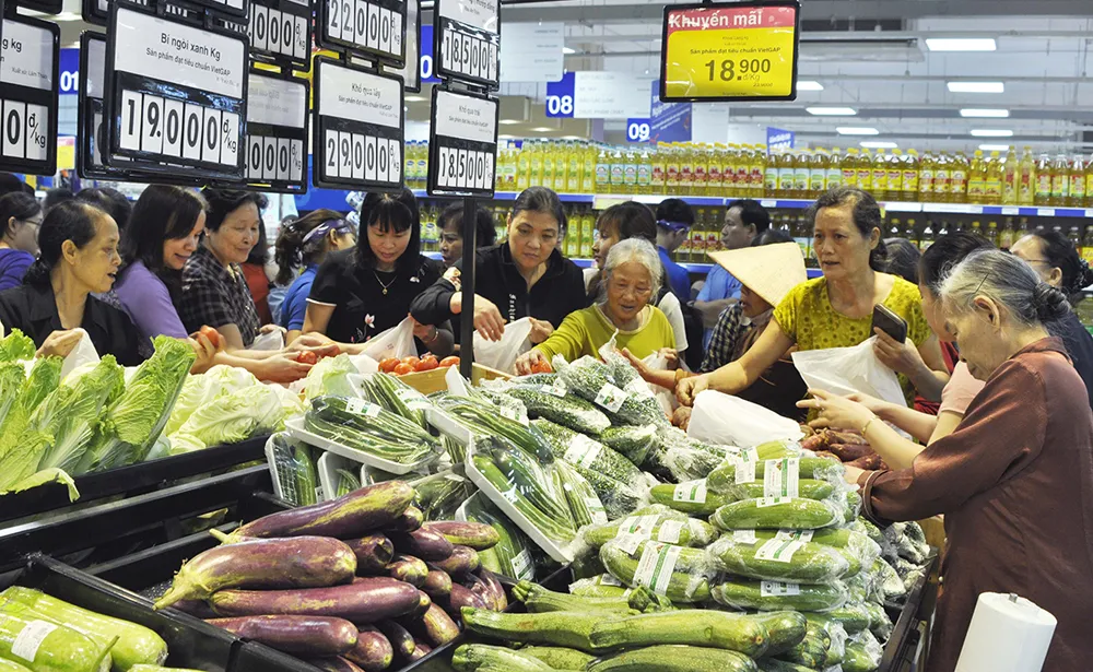 Các siêu thị niêm yết giá rõ ràng nên người tiêu dùng  đi mua sắm rất an tâm