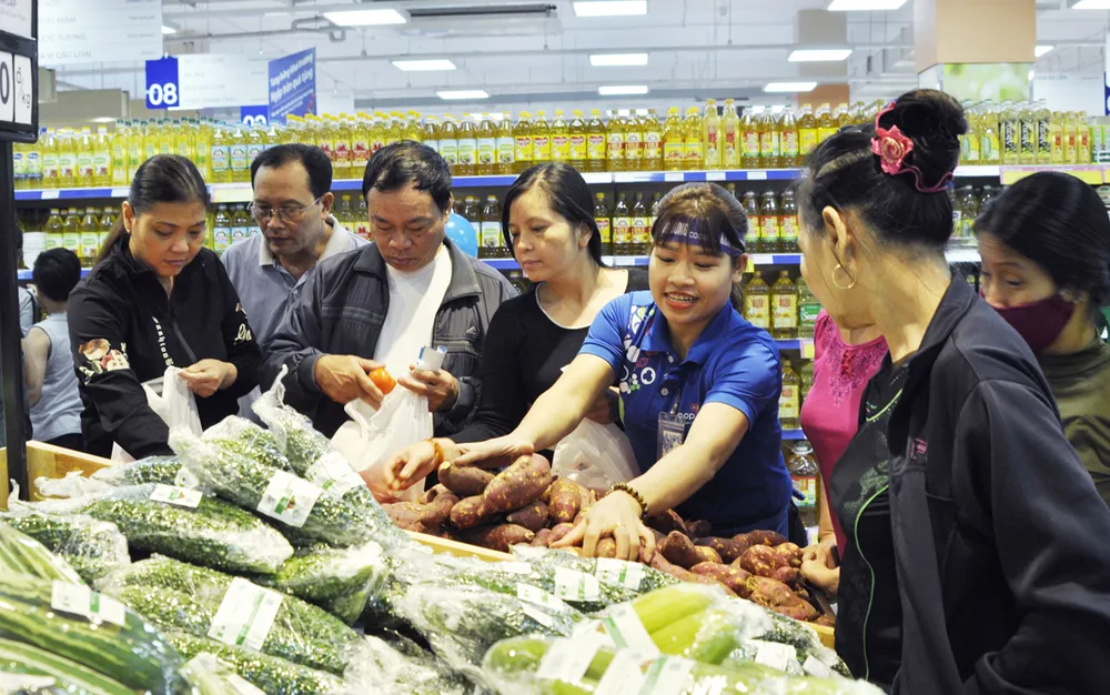 Người tiêu dùng hưởng lợi khi nhà bán lẻ tranh đua ảnh 1