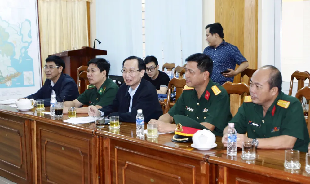 Cần Giờ mưa to, gió giật mạnh, phà Bình Khánh phải hoạt động để cấp cứu bệnh nhân ảnh 2