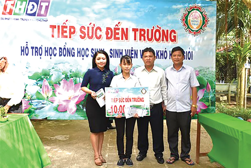 Công ty TNHH MTV Xổ số kiến thiết Đồng Tháp trao học bổng “Tiếp sức đến trường” tại huyện Hồng Ngự ảnh 1