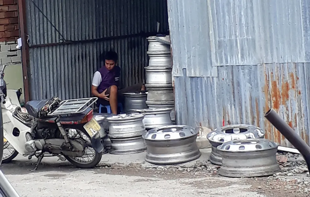 Khốn khổ vì ô nhiễm hóa chất và tiếng ồn ảnh 1