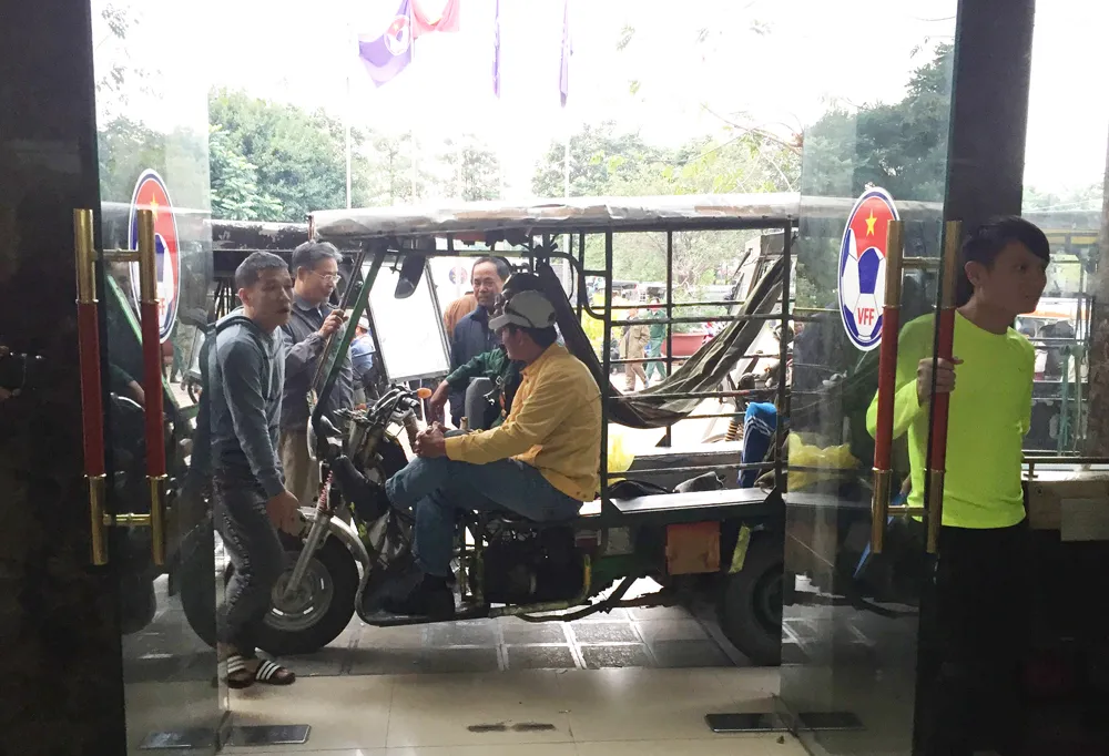 Hàng trăm người quây trụ sở VFF đòi mua vé ảnh 1
