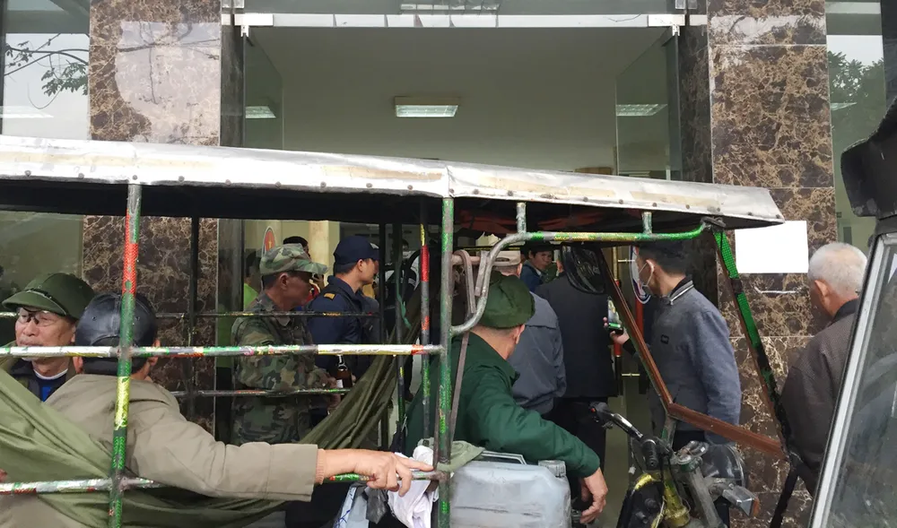 Hàng trăm người quây trụ sở VFF đòi mua vé ảnh 2