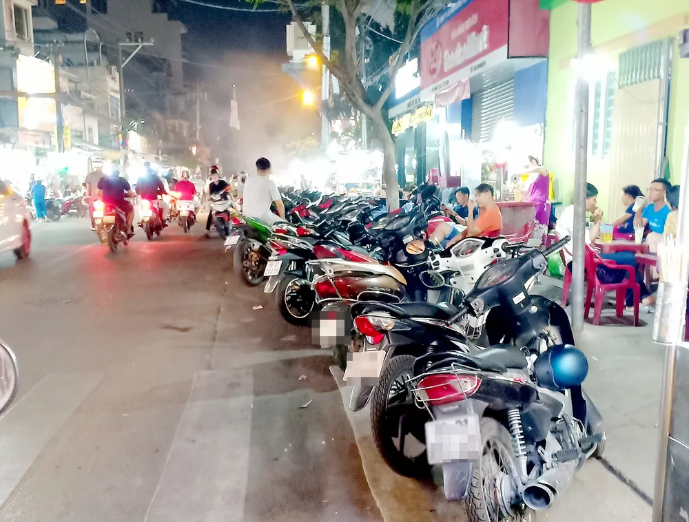 Đến hạn cam kết, lòng lề đường vẫn ngổn ngang ảnh 1