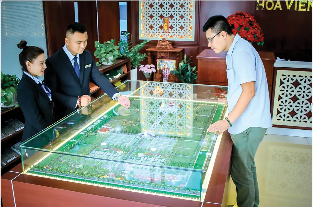 Con cháu chọn mua mộ phần trước cho ông bà,  cha mẹ cũng là một trong những cách báo hiếu  